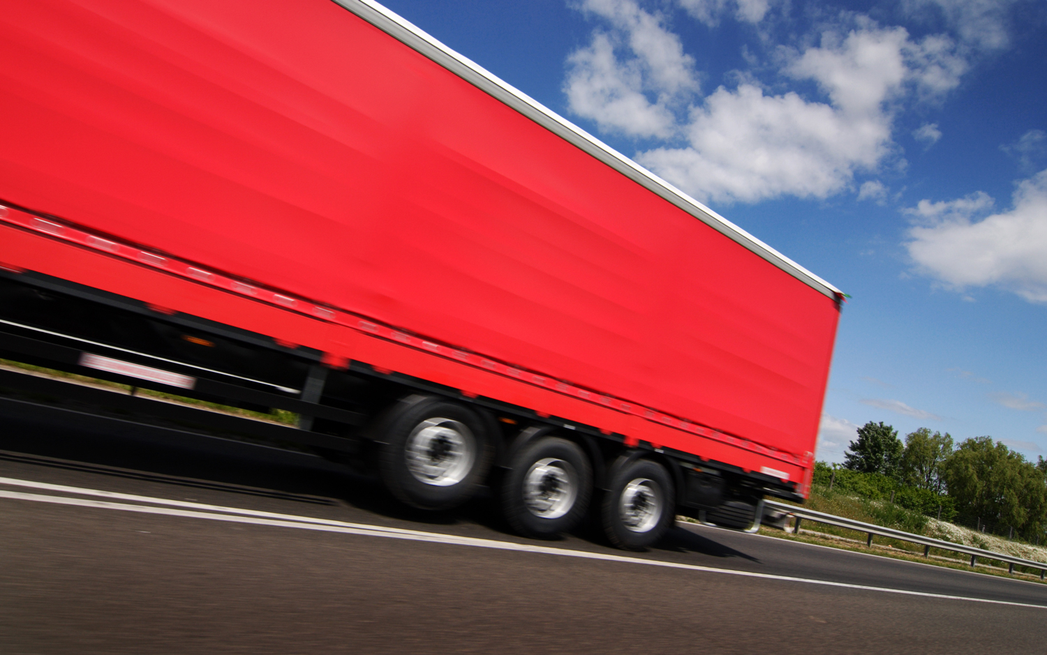 Roter LKW mit PVC-Plane